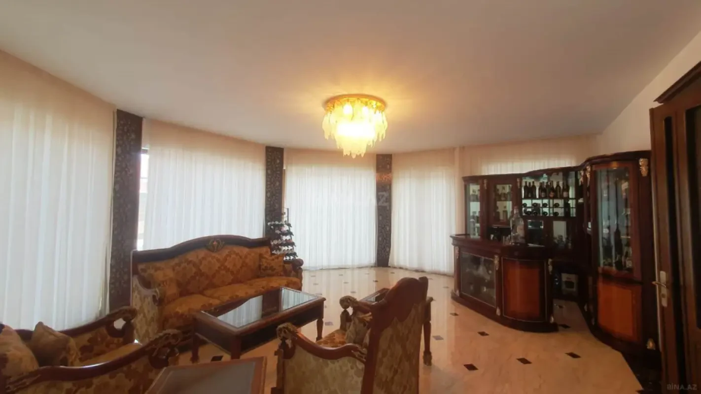 Satılır 7 otaqlı həyət evi 800 m²