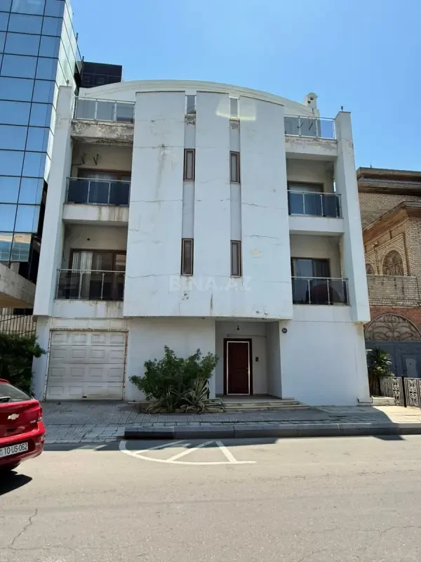 Satılır 15 otaqlı həyət evi 753.3 m²