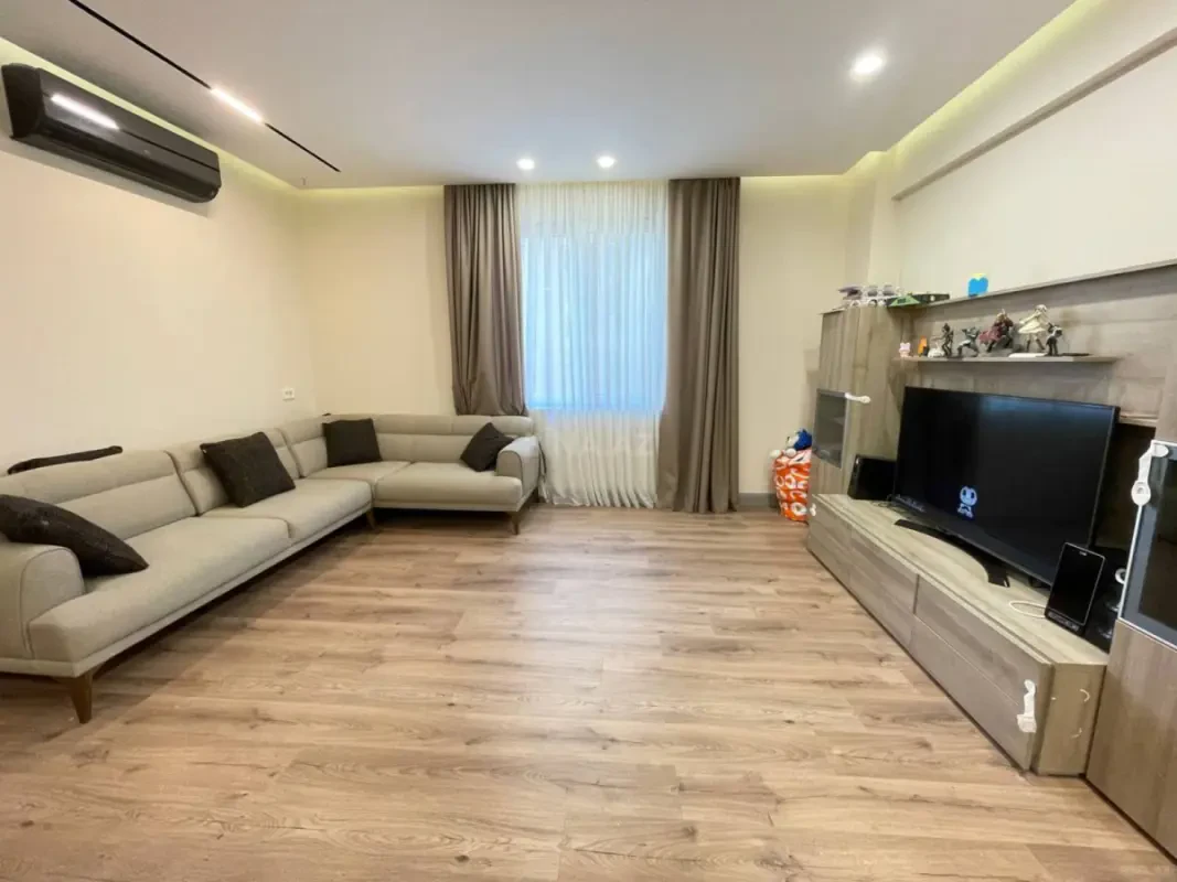 Kirayə verilir 4 otaqlı mənzil 170 m²