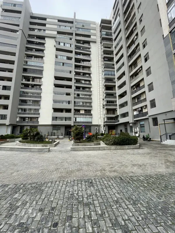 Satılır 8 otaqlı mənzil 780 m²