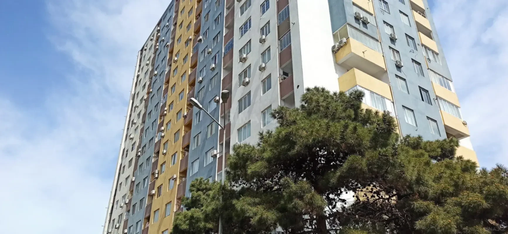 Satılır 4 otaqlı mənzil 142 m²