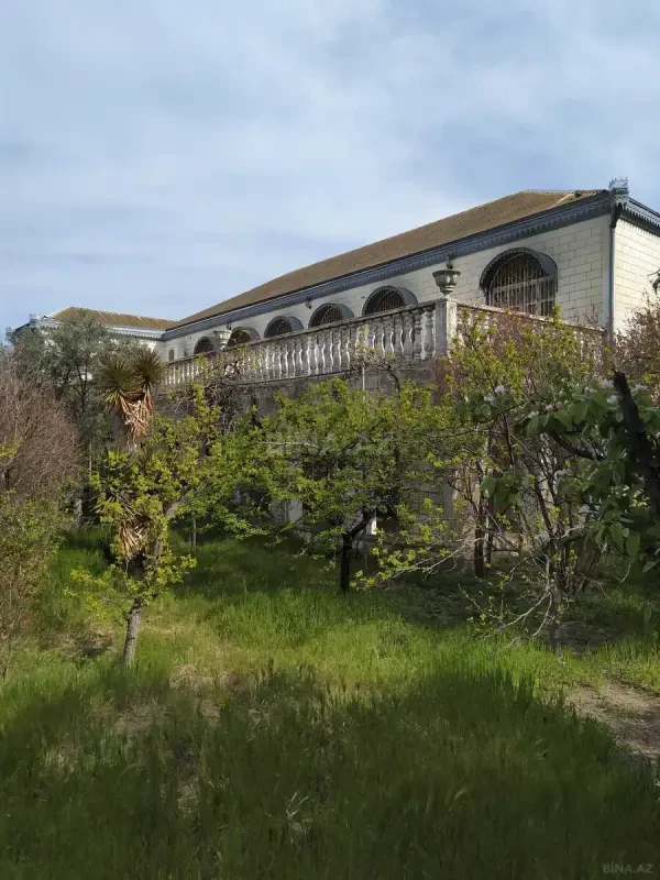 Satılır 10 otaqlı həyət evi 450 m²