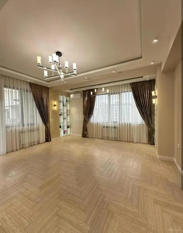 Satılır 3 otaqlı mənzil 135 m²