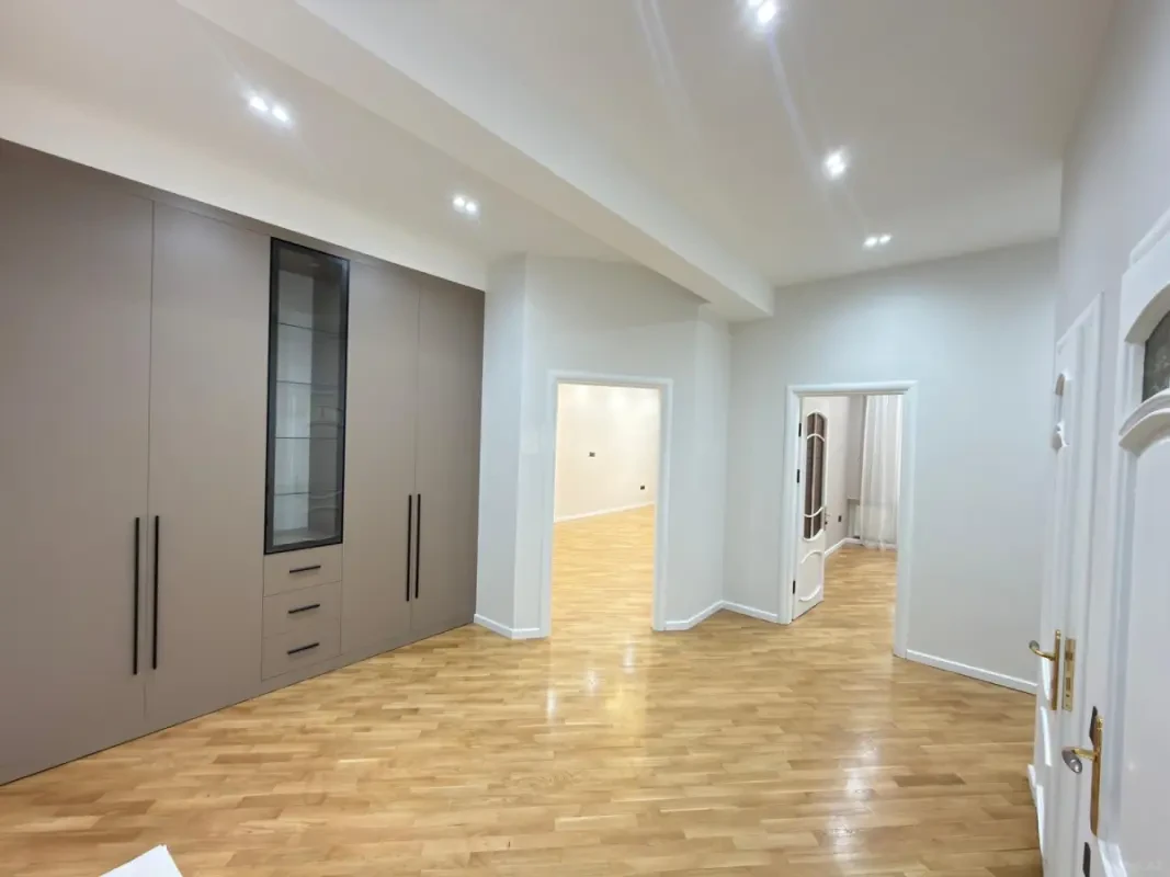 Satılır 3 otaqlı mənzil 148 m²