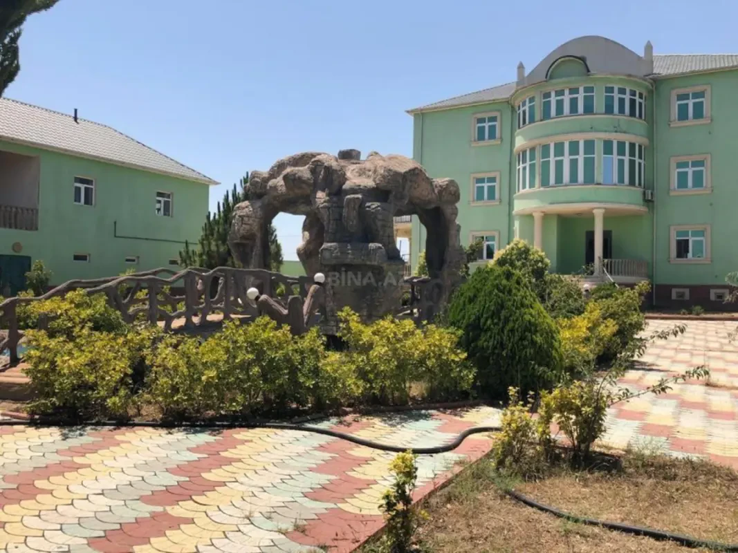 Satılır 10 otaqlı həyət evi 622 m²