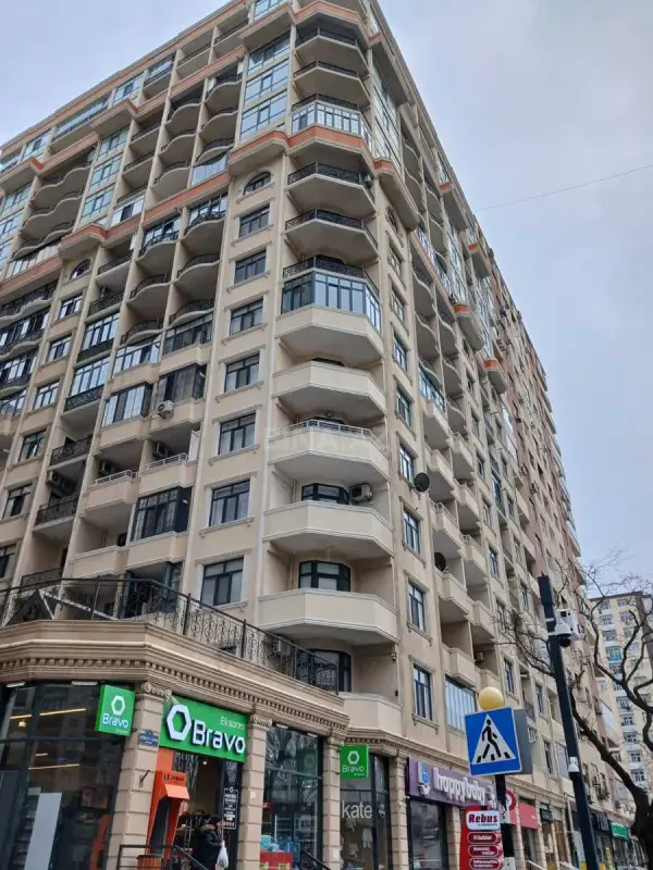Satılır 4 otaqlı mənzil 120 m²