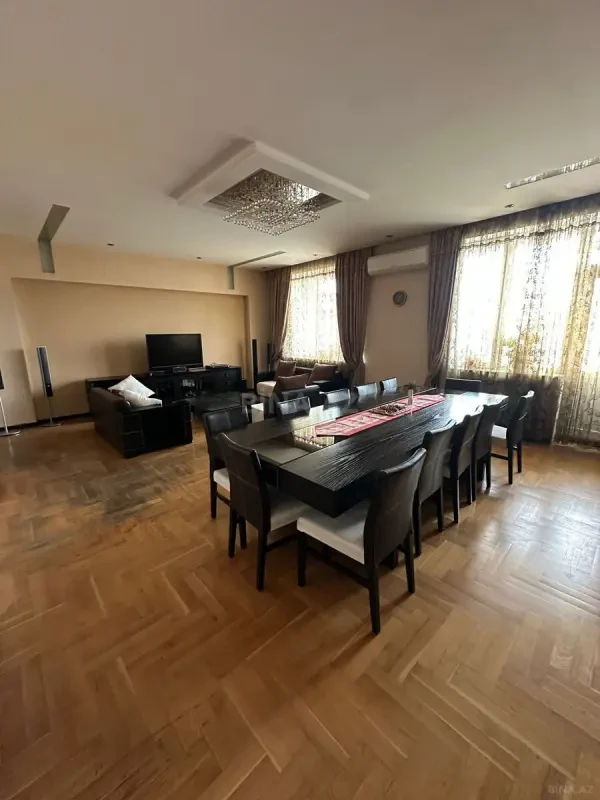 Satılır 3 otaqlı mənzil 156 m²