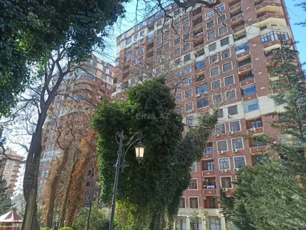 Satılır 3 otaqlı mənzil 178 m²
