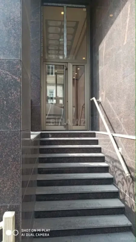 Satılır 4 otaqlı mənzil 240 m²