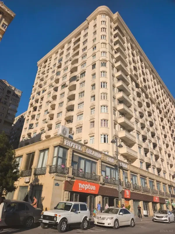 Satılır 3 otaqlı mənzil 132 m²
