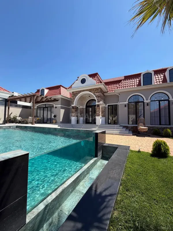 Satılır 5 otaqlı həyət evi 300 m²
