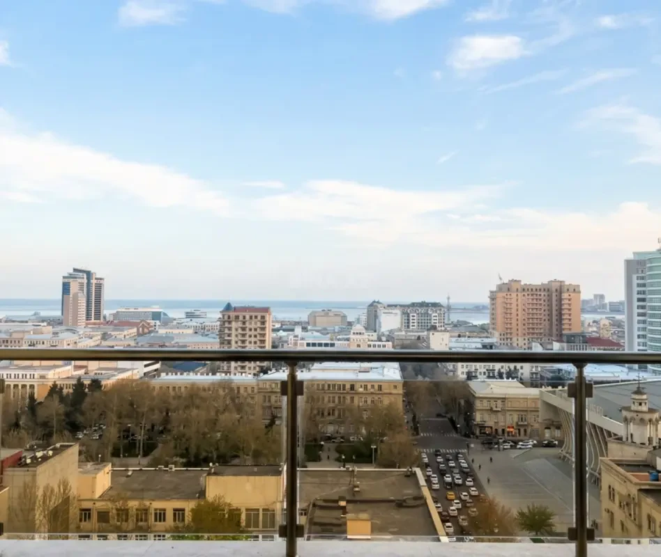 Satılır 4 otaqlı mənzil 222 m²