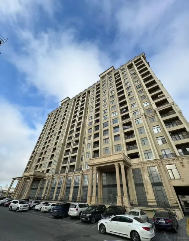 Satılır 4 otaqlı mənzil 179 m²