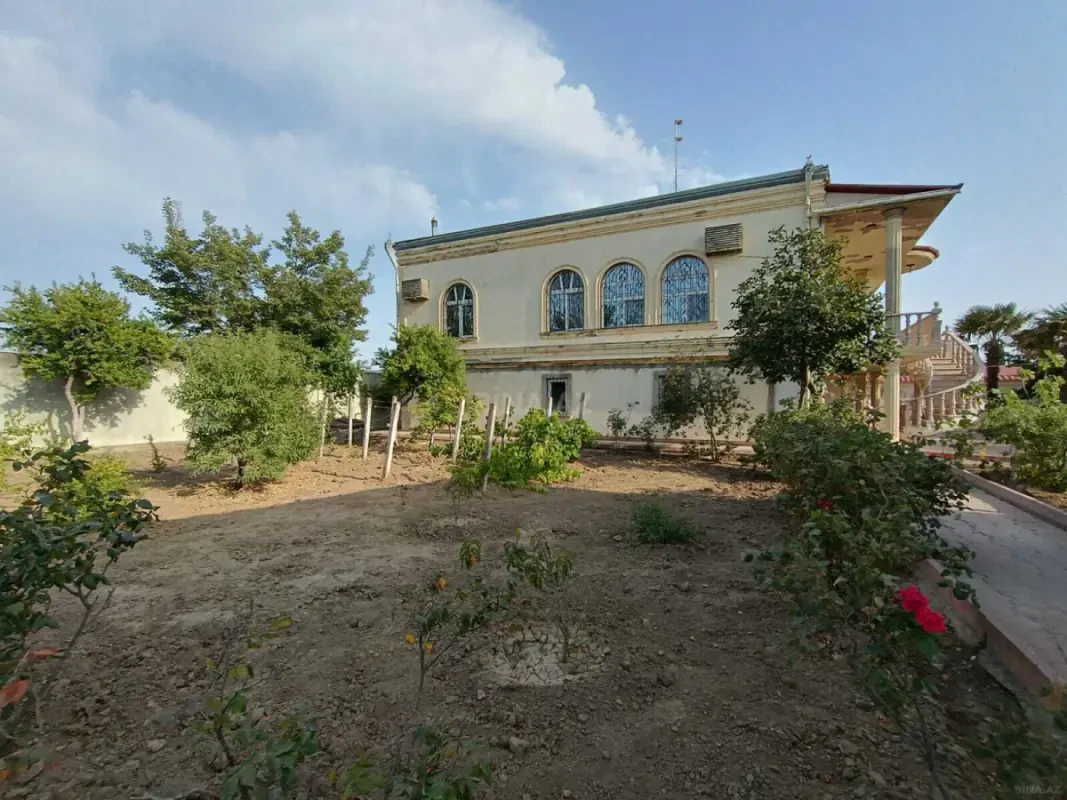 Satılır 6 otaqlı həyət evi 390 m²