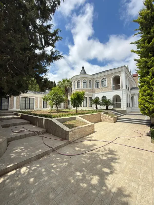 Satılır 7 otaqlı həyət evi 350 m²