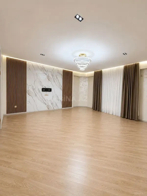 Satılır 3 otaqlı mənzil 135 m²
