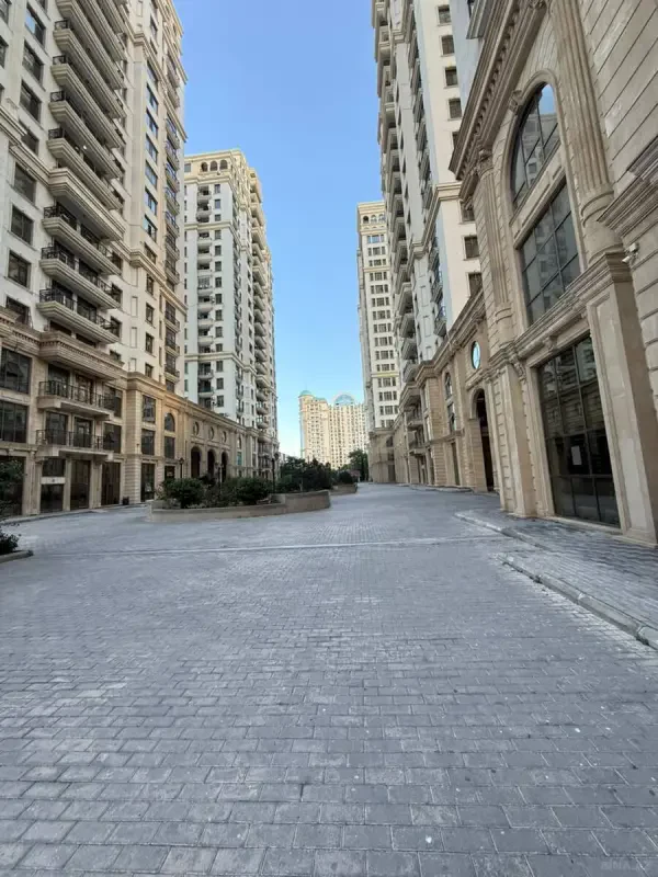 Satılır 4 otaqlı mənzil 218 m²