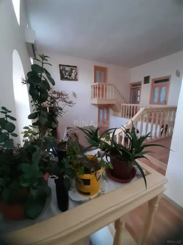 Satılır 7 otaqlı həyət evi 300 m²