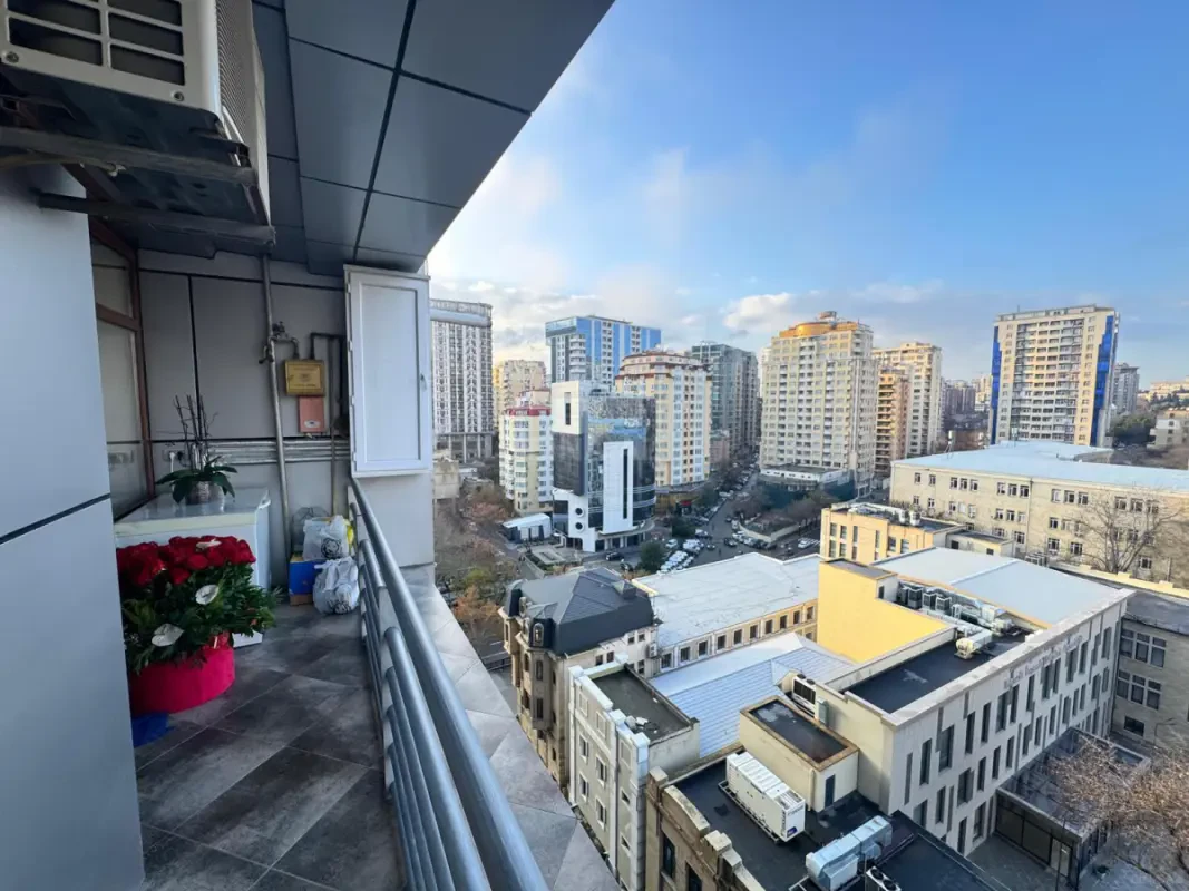 Satılır 3 otaqlı mənzil 134 m²