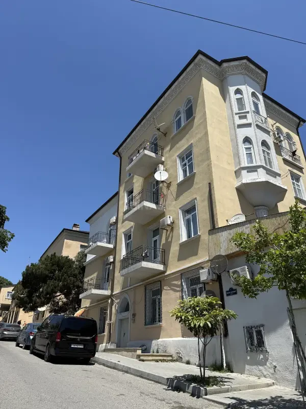 Satılır 5 otaqlı mənzil 140 m²