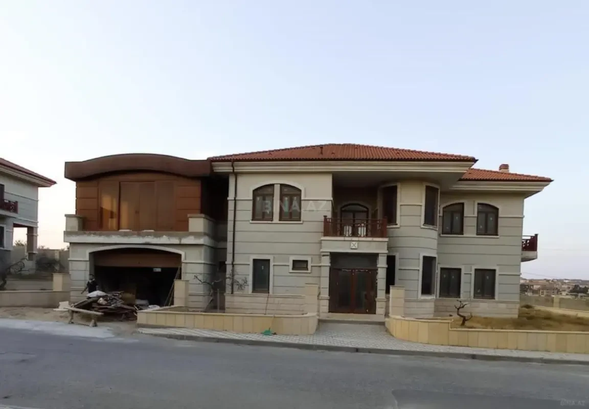Satılır 8 otaqlı həyət evi 280 m²