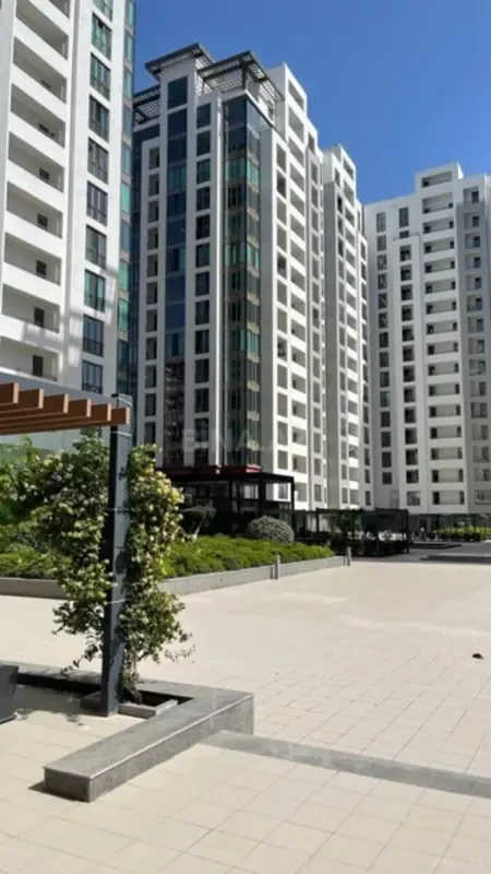 Satılır 4 otaqlı mənzil 180 m²