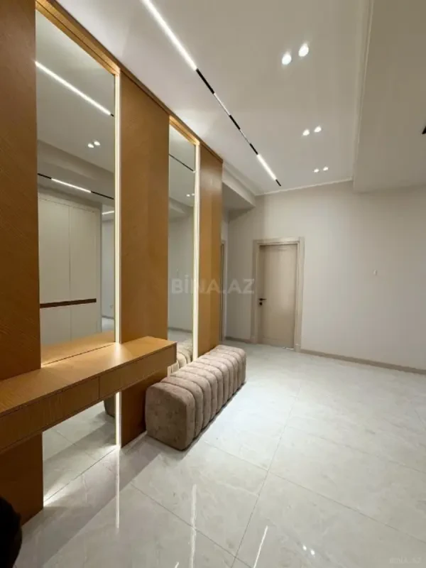 Satılır 4 otaqlı mənzil 216 m²
