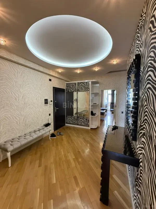 Satılır 4 otaqlı mənzil 205 m²