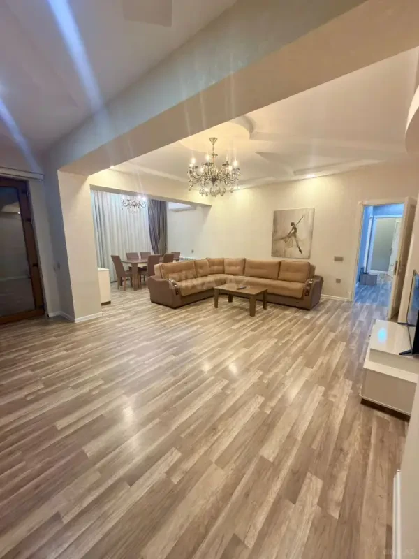 Satılır 4 otaqlı mənzil 185 m²
