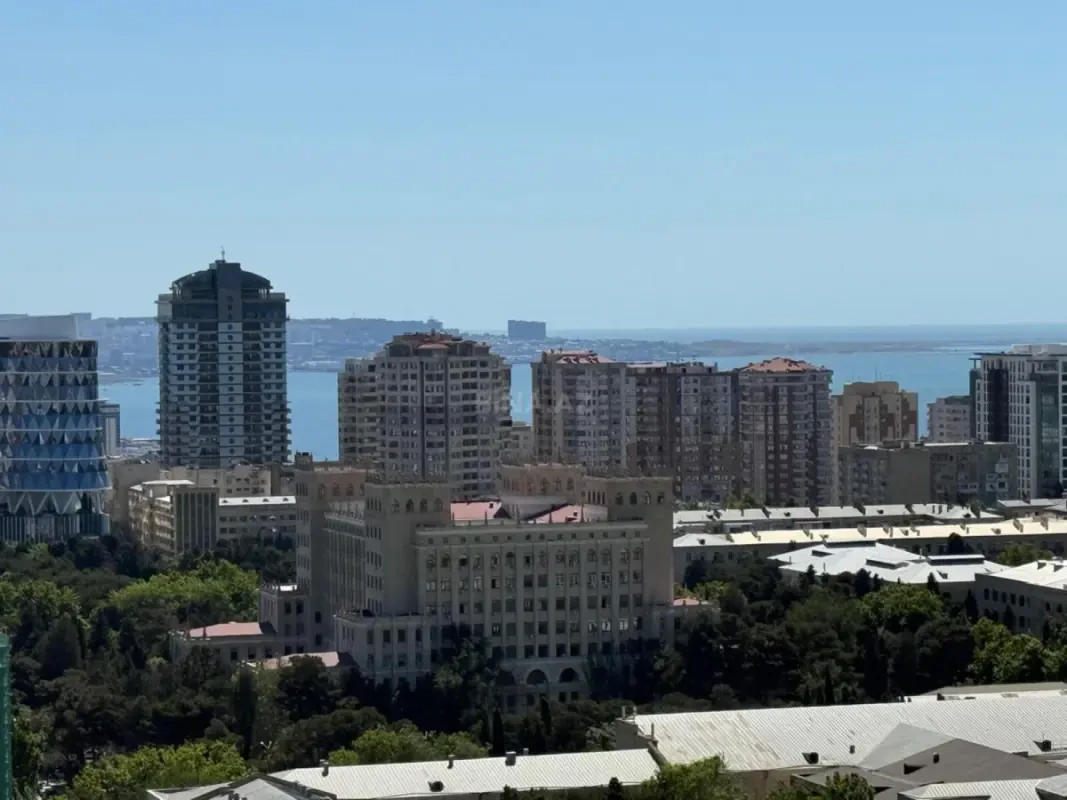 Satılır 4 otaqlı mənzil 155 m²