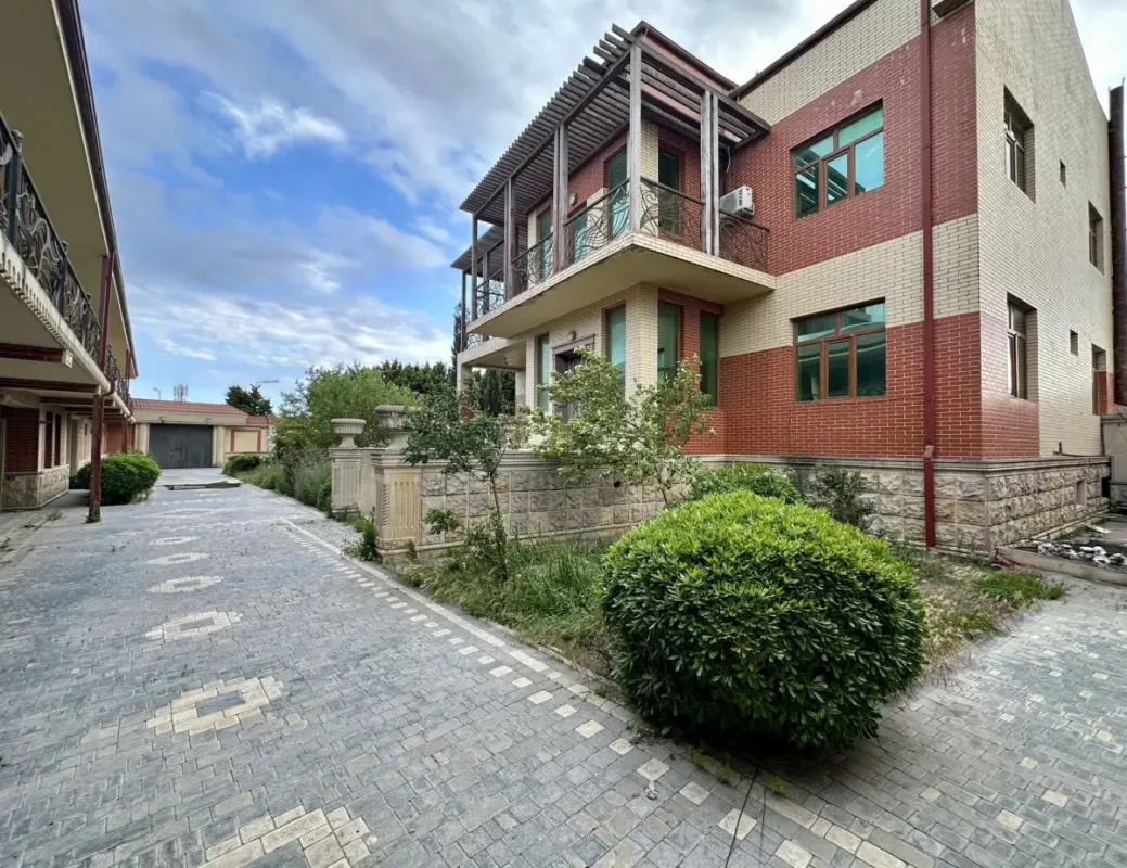 Satılır 7 otaqlı həyət evi 530 m²