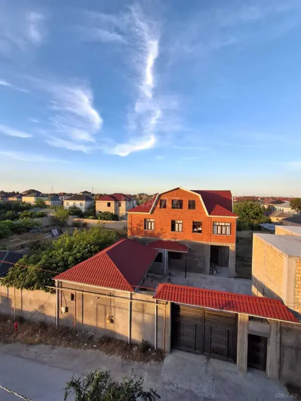 Satılır 10 otaqlı həyət evi 530 m²