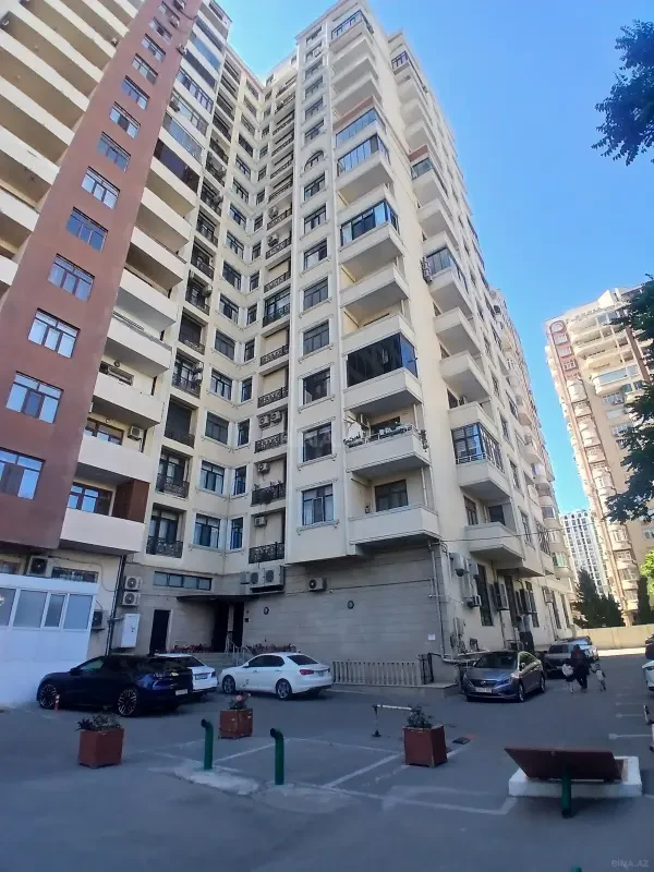 Satılır 4 otaqlı mənzil 229 m²