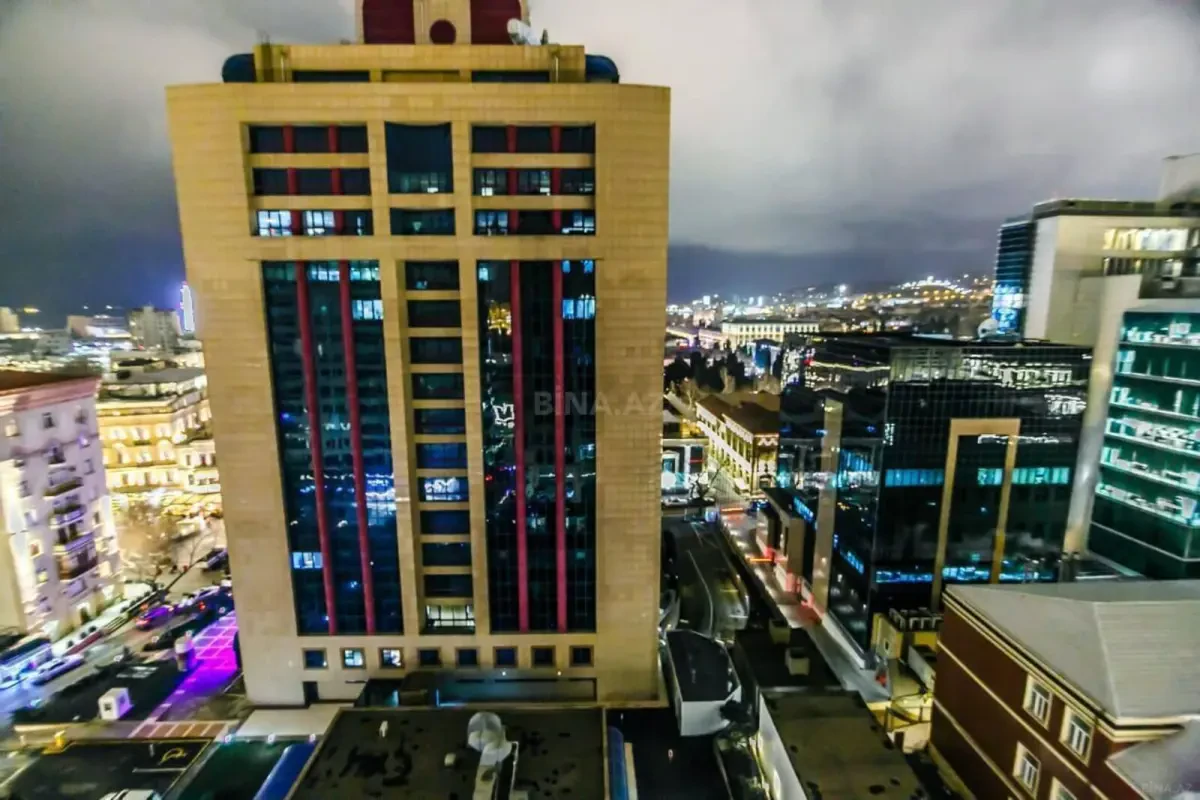 Satılır 5 otaqlı mənzil 240 m²