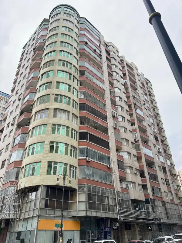 Satılır 3 otaqlı mənzil 130 m²