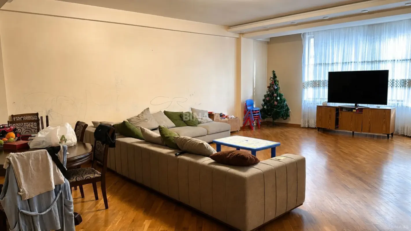 Satılır 3 otaqlı mənzil 185 m²