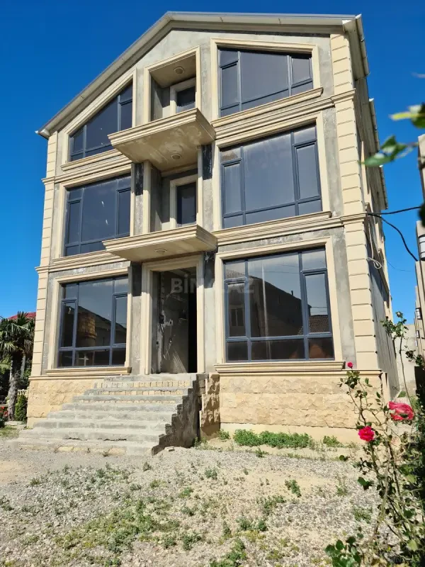 Satılır 15 otaqlı həyət evi 550 m²