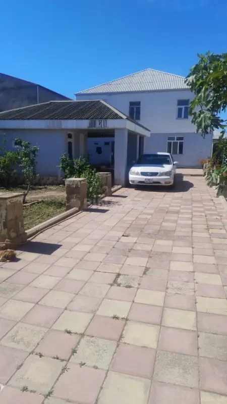 Satılır 8 otaqlı həyət evi 300 m²