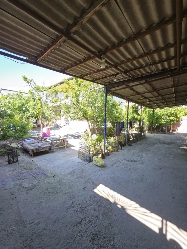 Satılır 10 otaqlı həyət evi 240 m²