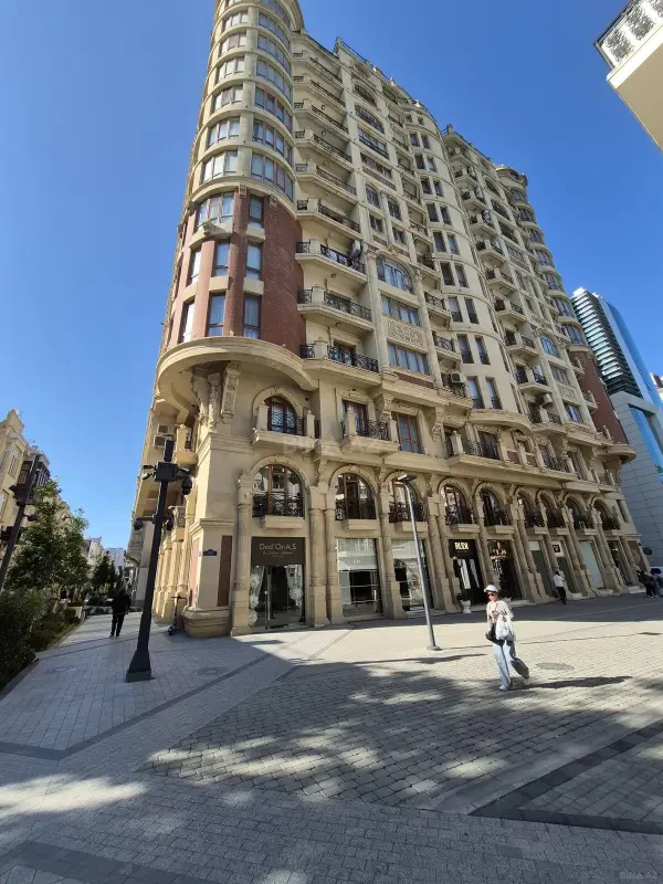 Satılır 3 otaqlı mənzil 188 m²