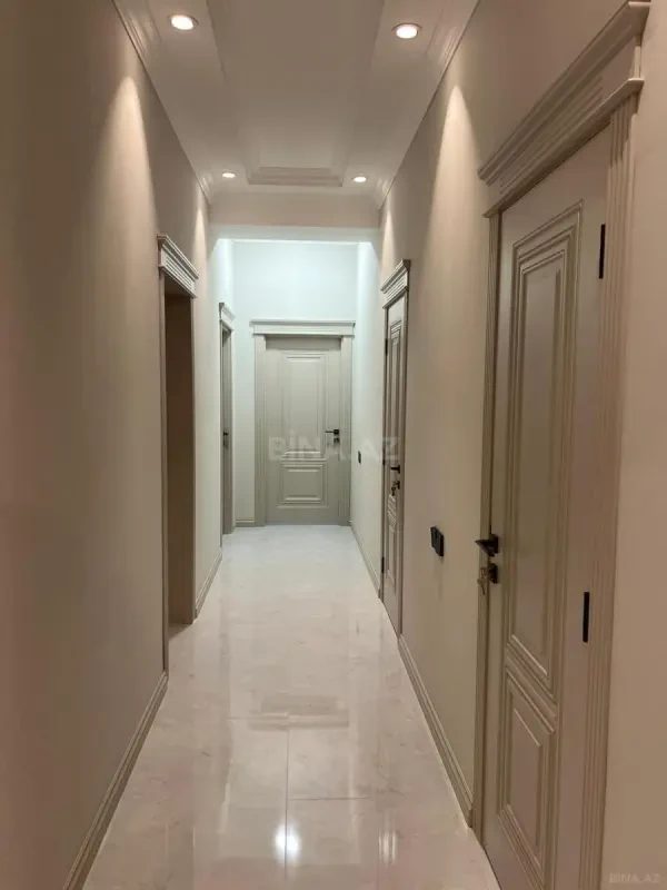 Satılır 4 otaqlı mənzil 195 m²