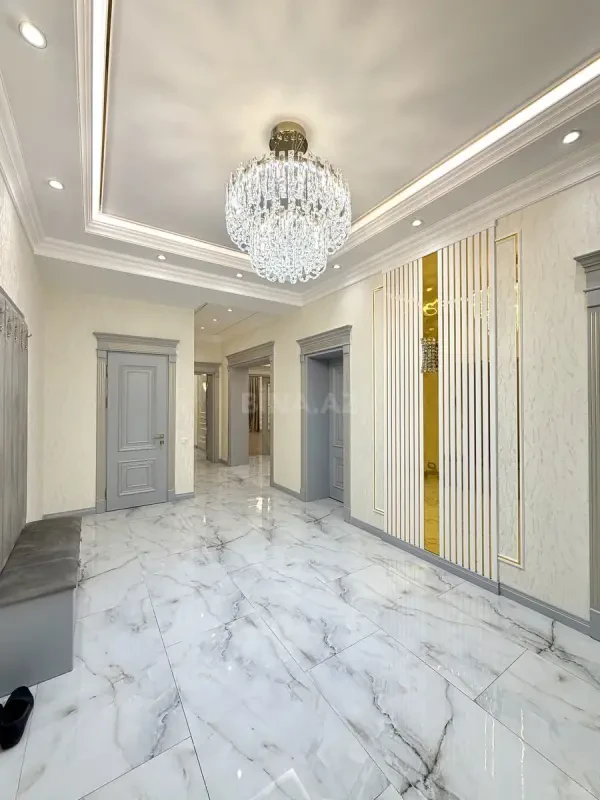 Satılır 4 otaqlı mənzil 195 m²