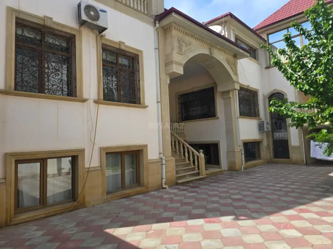 Satılır 11 otaqlı həyət evi 560 m²
