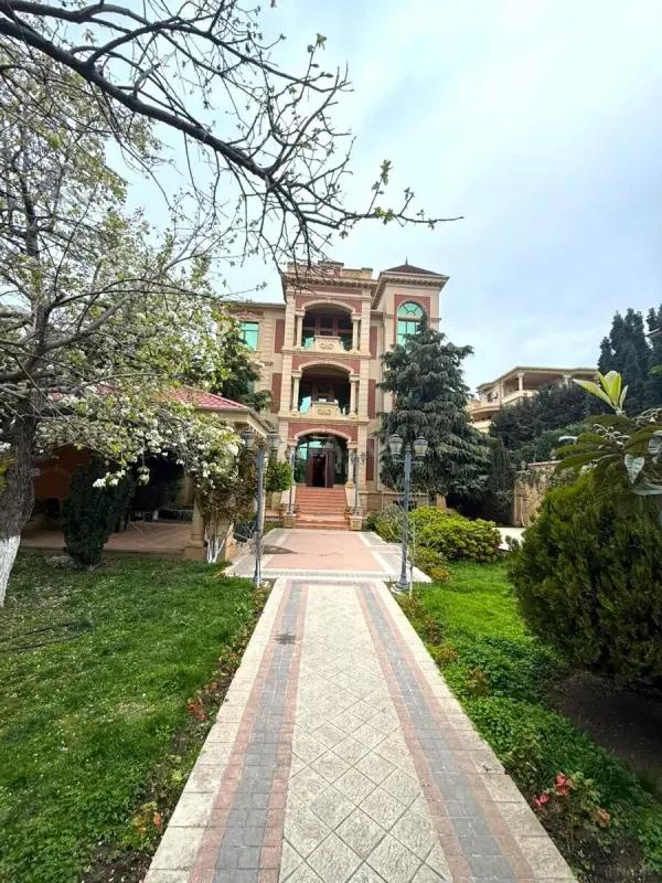 Satılır 18 otaqlı həyət evi 1200 m²
