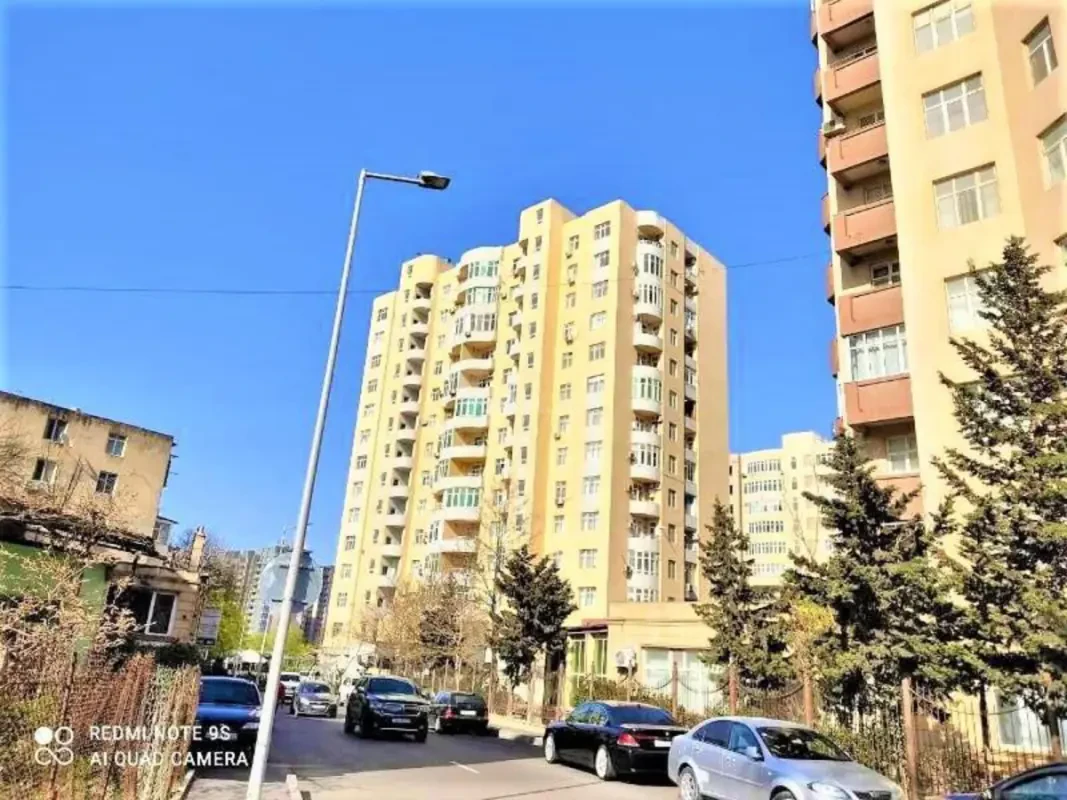 Satılır 4 otaqlı mənzil 200 m²