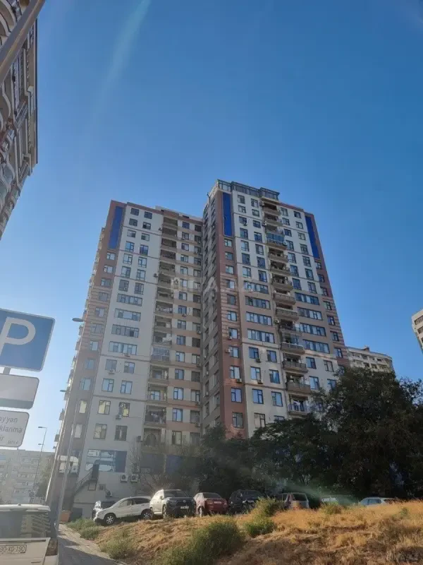 Satılır 4 otaqlı mənzil 181 m²