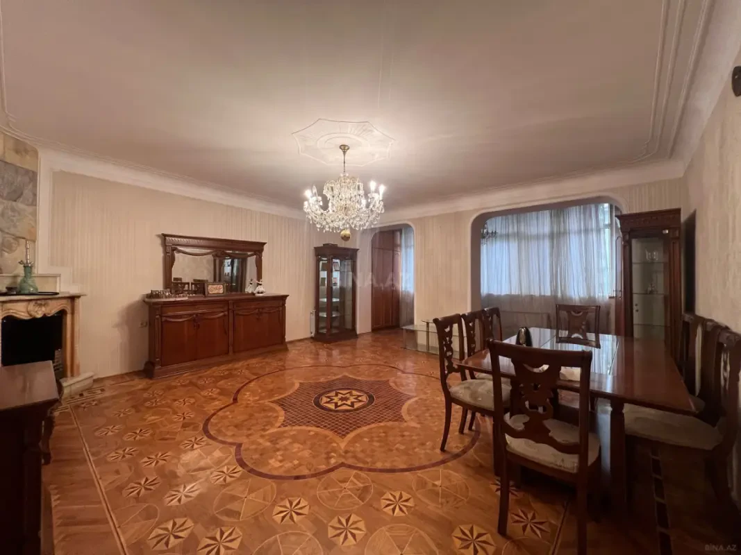 Satılır 4 otaqlı mənzil 150 m²