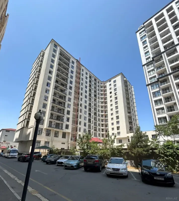 Satılır 4 otaqlı mənzil 196 m²