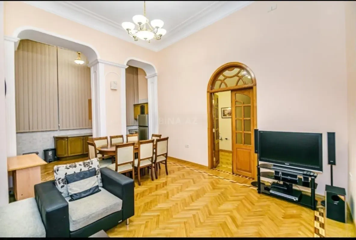 Kirayə verilir 4 otaqlı mənzil 180 m²