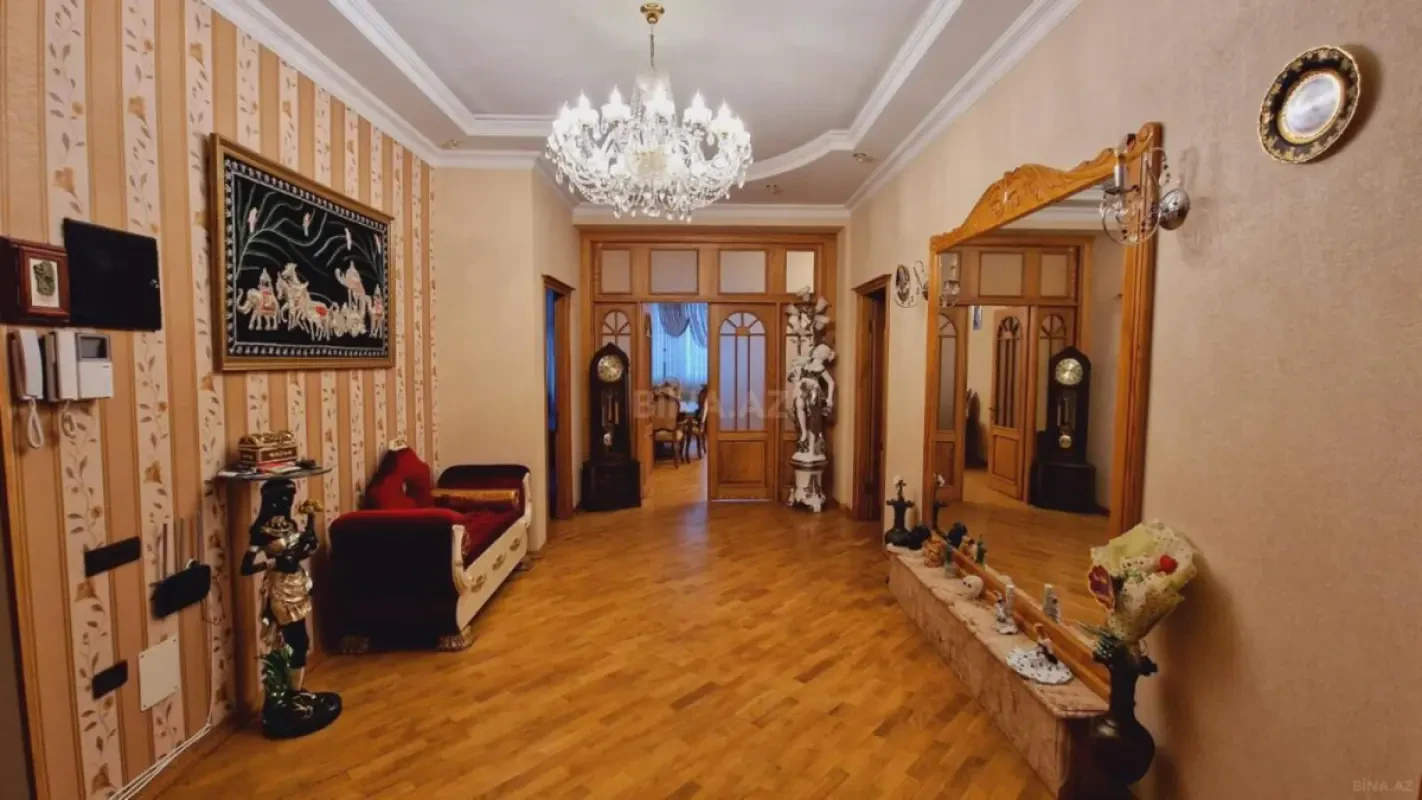 Kirayə verilir 4 otaqlı mənzil 221 m²